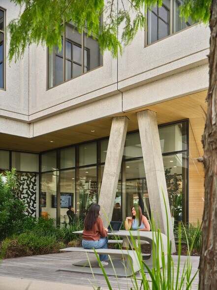 More Photos Of 3232 E Cesar Chavez St, Austin Unknown For Lease