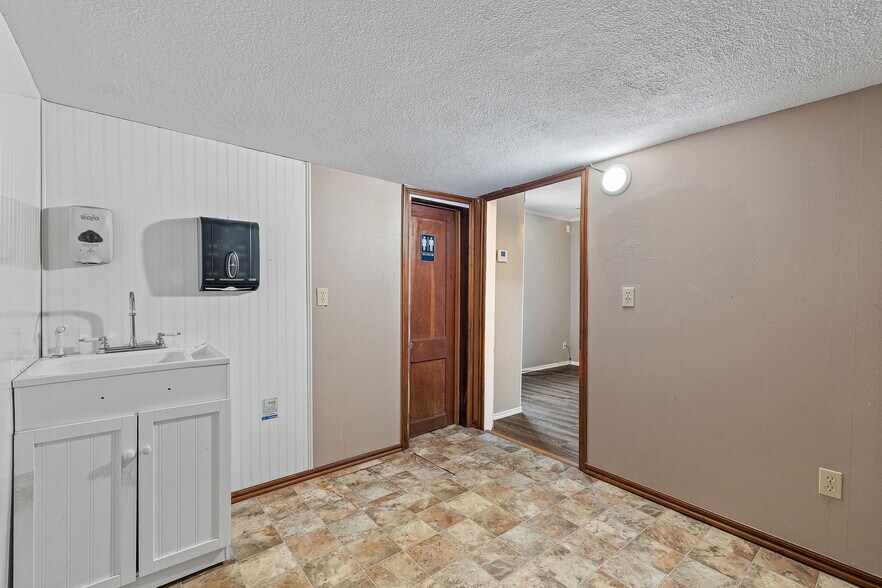 More Photos Of 1600 S Choctaw Ave, El Reno Office For Sale