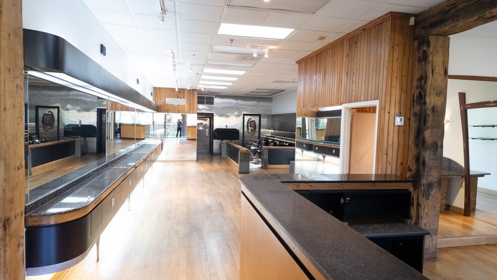 More Photos Of 7520 Perkins Rd, Baton Rouge General Retail For Sale