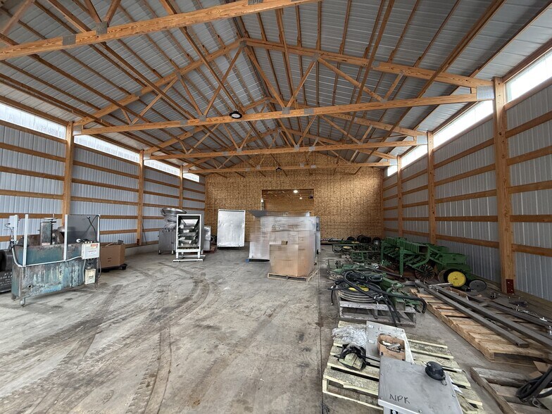 More Photos Of 1000 Century Cir, Dubuque Flex For Lease