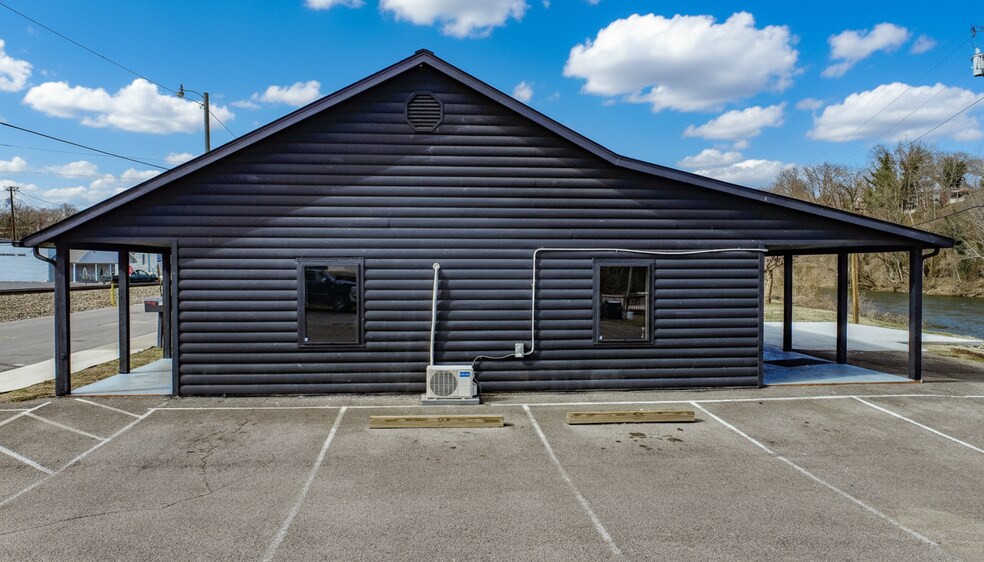 More Photos Of 386 E Main St, Newport Office For Lease