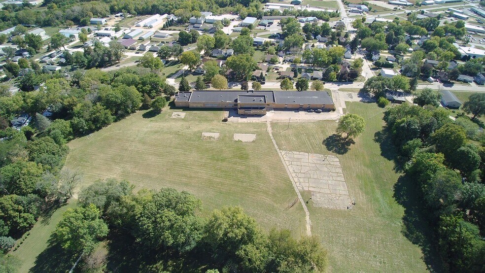 More Photos Of 1850 S Bluff Blvd, Clinton Schools For Sale