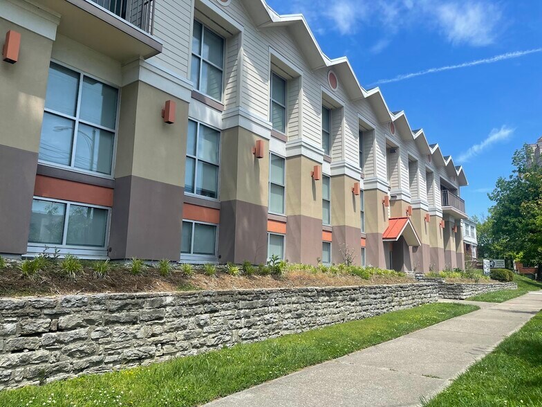 More Photos Of 2181 Victory Pky, Cincinnati Unknown For Lease