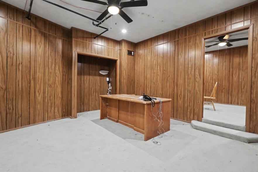 More Photos Of 312 E Main St, Grand Prairie Showroom For Lease