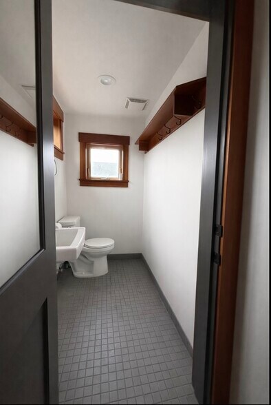 More Photos Of 139 W 2nd Ave, Cannon Beach Office For Lease