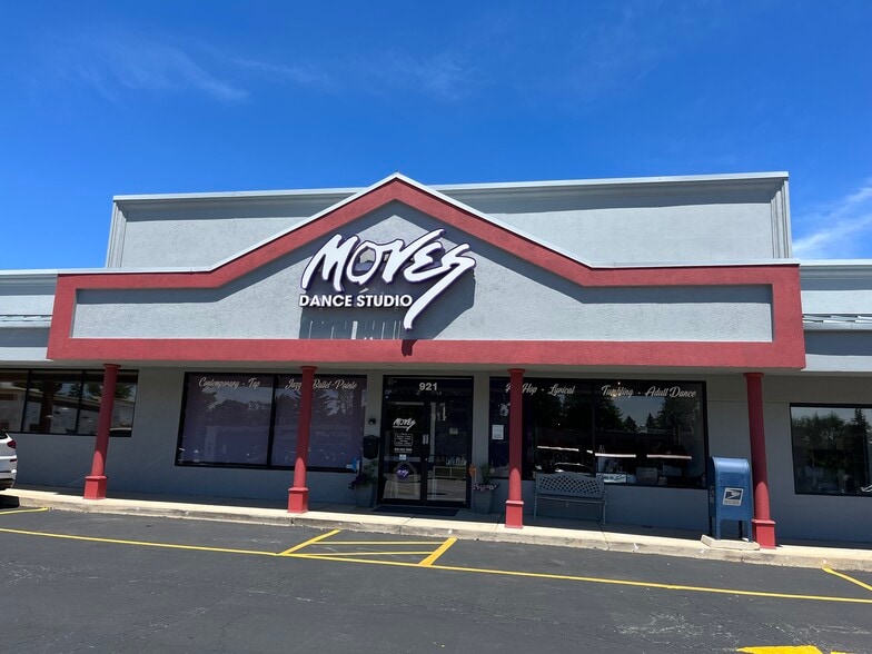 More Photos Of 921-925 E Roosevelt Rd, Wheaton Storefront For Lease