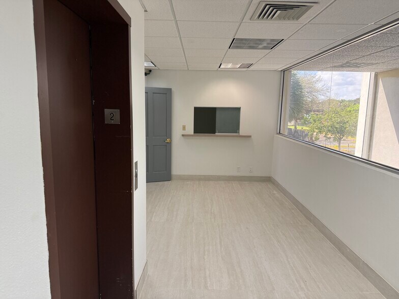 More Photos Of 2434 Hollywood Blvd, Hollywood Office For Sale