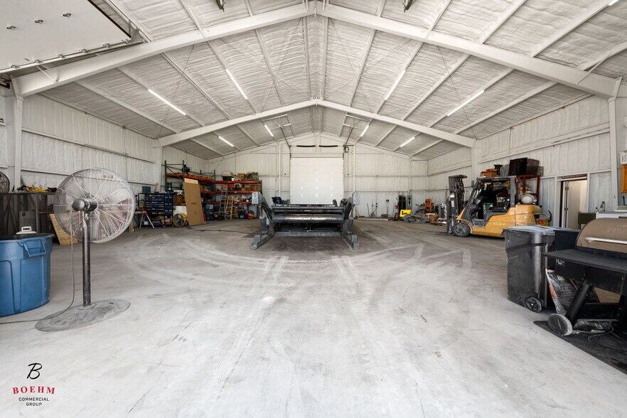 More Photos Of 9106 Highway 16, Pipe Creek Flex For Sale