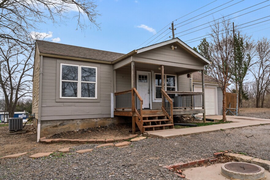 More Photos Of 814 SE Sunnyside School Rd, Blue Springs Warehouse For Sale