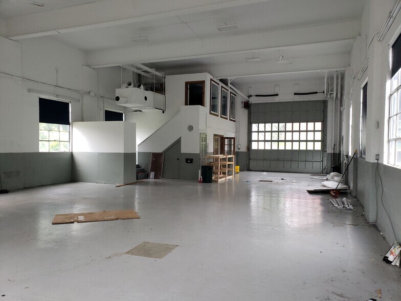 More Photos Of 65 Sunderland Rd, Amherst Research And Development For Lease