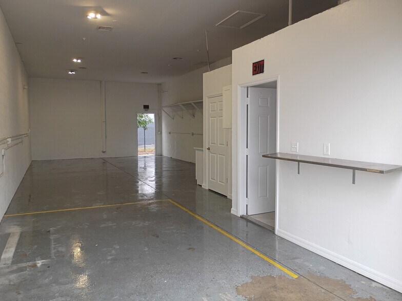 More Photos Of 326 NE 3rd Ave, Cape Coral Warehouse For Lease