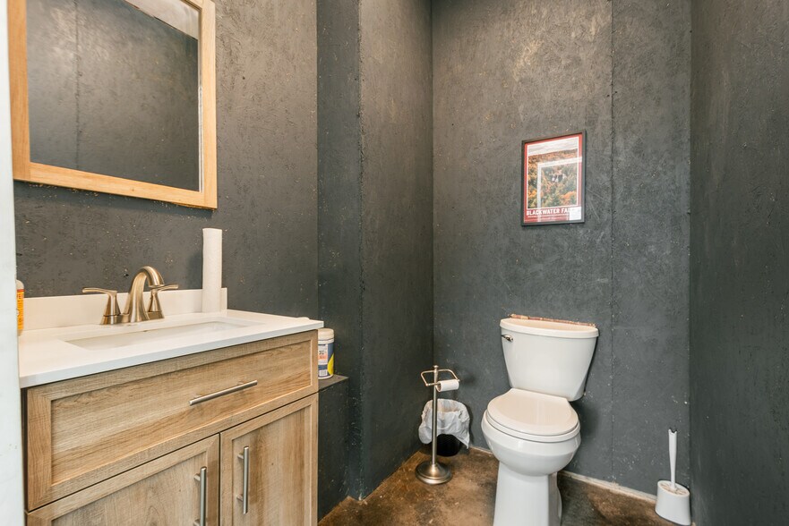 More Photos Of 541 Spruce St, Thomas Flex For Sale