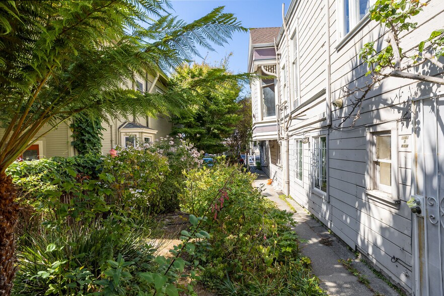 More Photos Of 102 Hamilton Pl, Oakland Multifamily For Sale