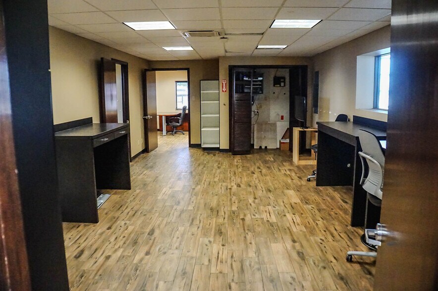 More Photos Of 3015 Fort Worth Hwy, Hudson Oaks Auto Dealership For Lease