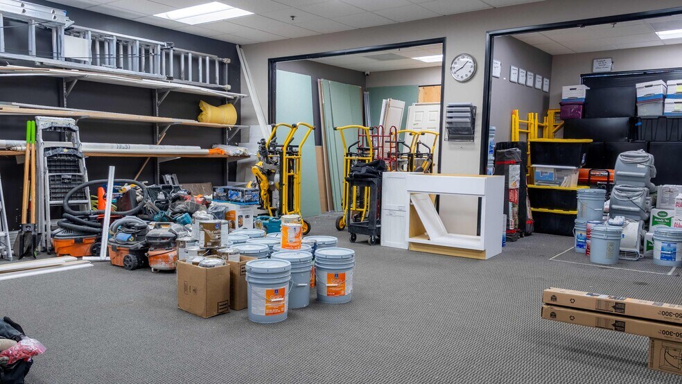 More Photos Of 5293 NE Elam Young Pky, Hillsboro Showroom For Sale