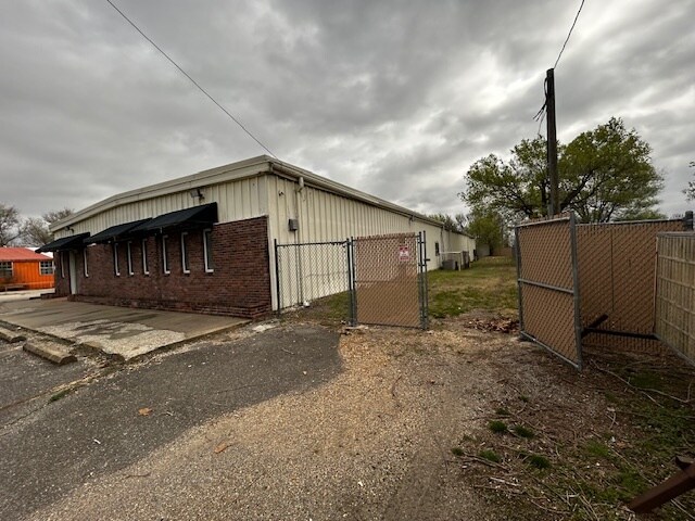 More Photos Of 2770 N Douglass St, Malden Storefront Retail Office For Sale