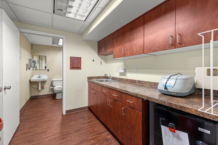 More Photos Of 13403 W 7 Mile Rd, Detroit Medical For Lease