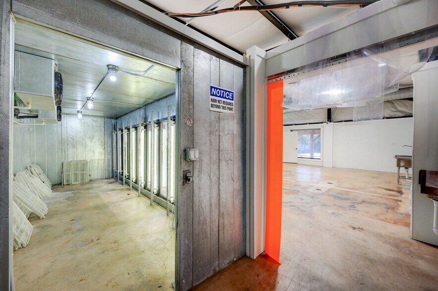 More Photos Of 1301 & 1307 Main St, Blanco Light Distribution For Sale