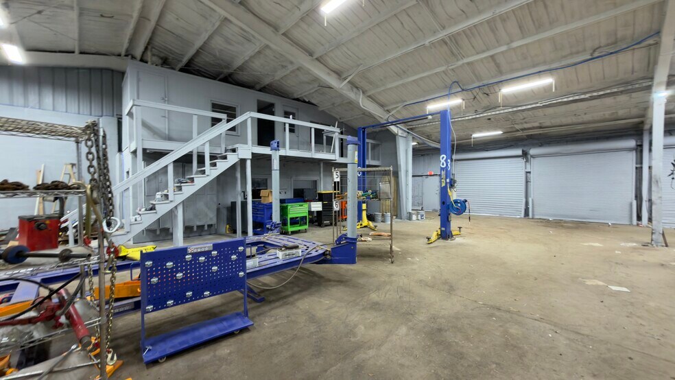 More Photos Of 2800 Delano St, Pensacola Warehouse For Lease