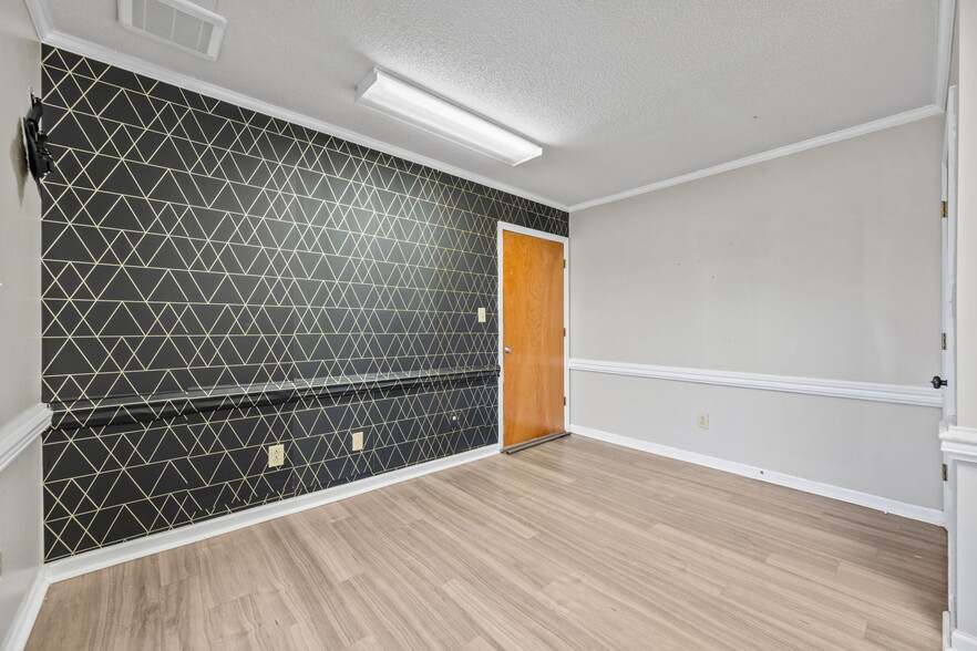 More Photos Of 411 Western Blvd, Jacksonville Medical For Sale