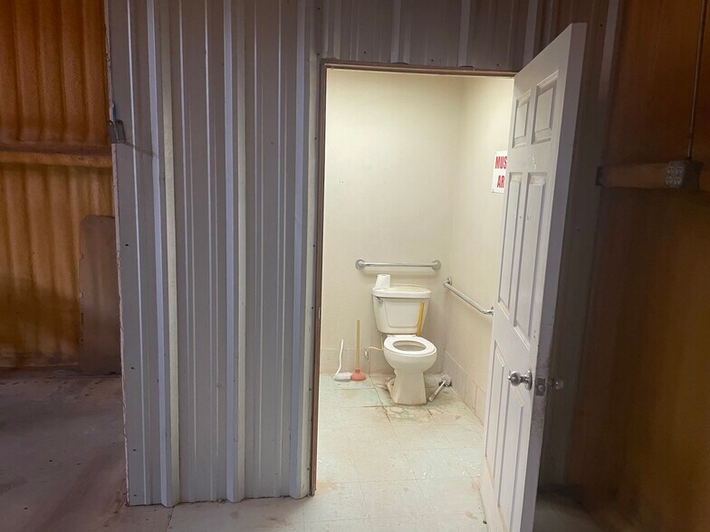 More Photos Of 32 County Road 201, Pecos Industrial For Lease