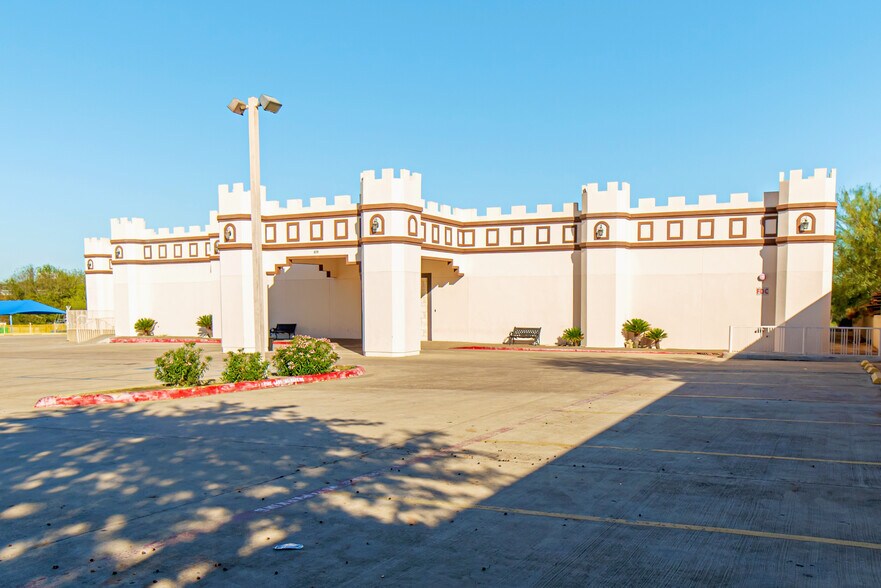 More Photos Of 819 Los Presidentes Ave, Laredo Storefront Retail Office For Sale
