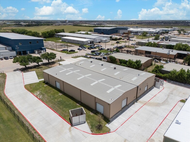 More Photos Of 1305 Industrial Dr, Royse City Warehouse For Lease