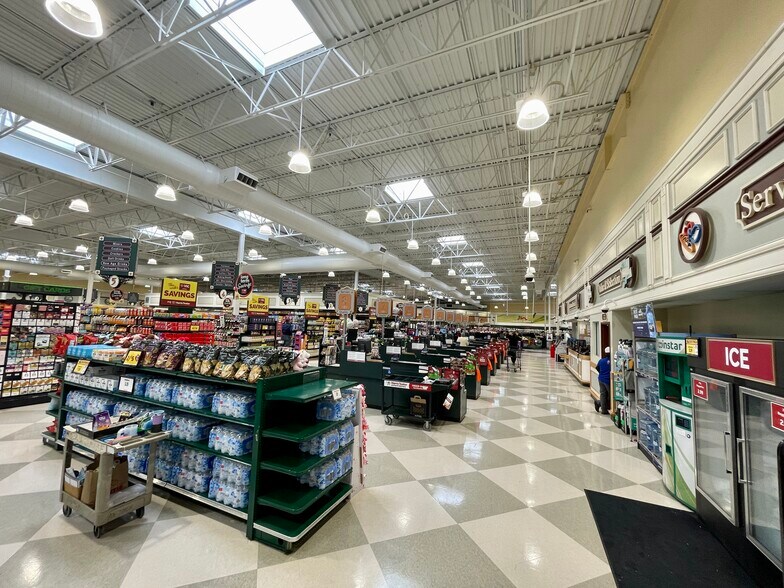 More Photos Of 5706 Wyalong Dr, Charlotte Storefront For Lease