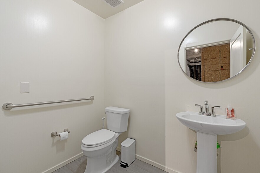 More Photos Of 1226 Flagman Way, Santa Fe Office For Sale