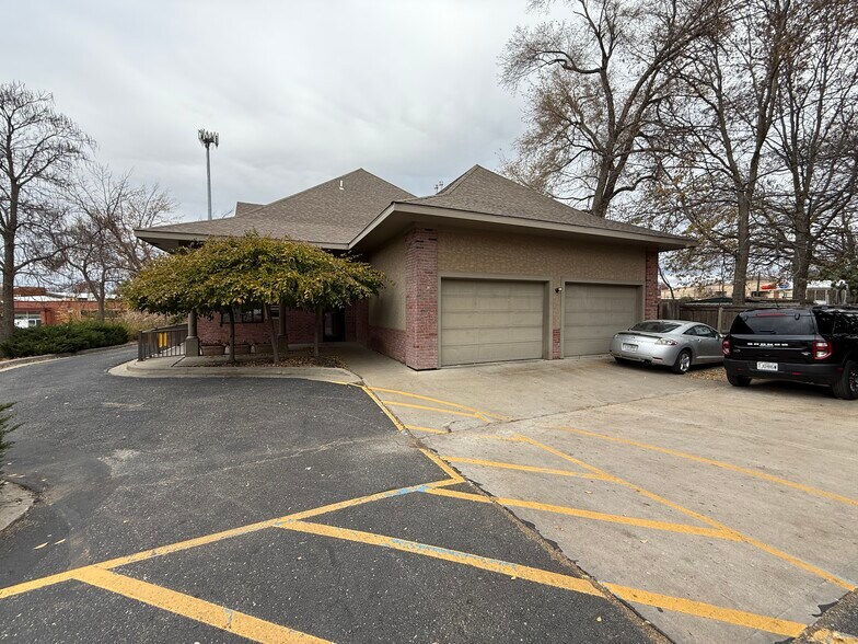 More Photos Of 207 SE Third St, Lee's Summit General Retail For Lease