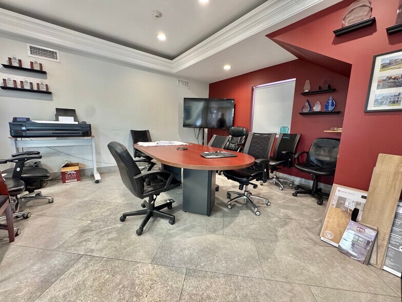 More Photos Of 19 Suffolk St, Freeport Office For Sale