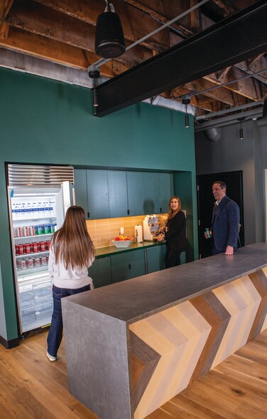 More Photos Of 3 Greenway Plz, Houston Office For Lease