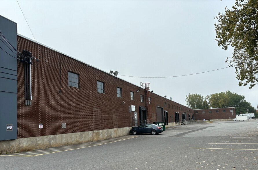 More Photos Of 2580-632 Av Dollard, Montréal Warehouse For Lease