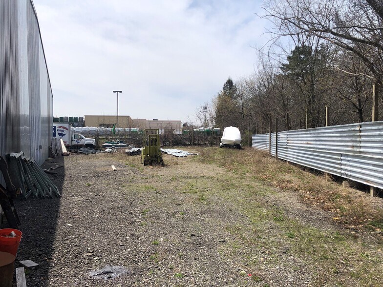 More Photos Of 900 Orchard Lake Rd, Pontiac Warehouse For Lease