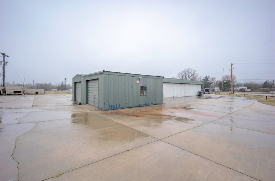 More Photos Of 401 S Ranchwood Blvd, Yukon Flex For Sale