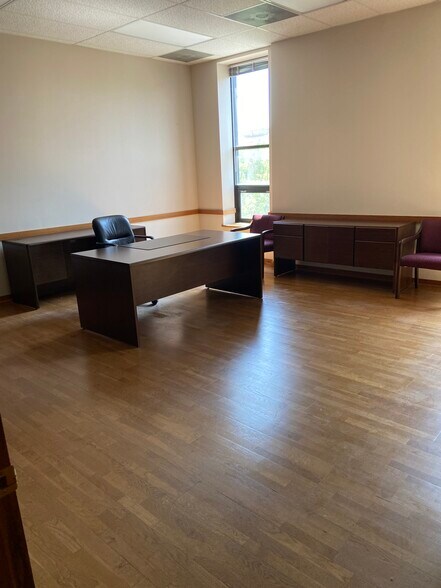More Photos Of 235 E High St, Jefferson City Office For Lease