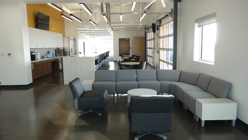 More Photos Of 8156 Interport Blvd, Englewood Airplane Hangar For Lease