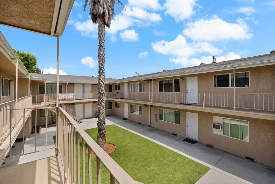 More Photos Of 19237 Bryant St, Northridge Apartments For Sale