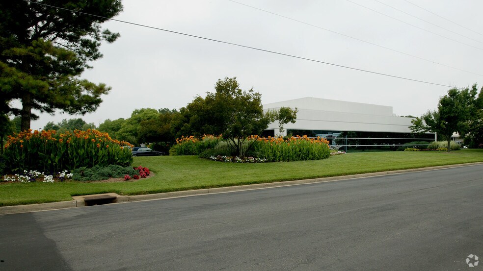 More Photos Of 5358 Robin Hood Rd, Norfolk Flex For Lease