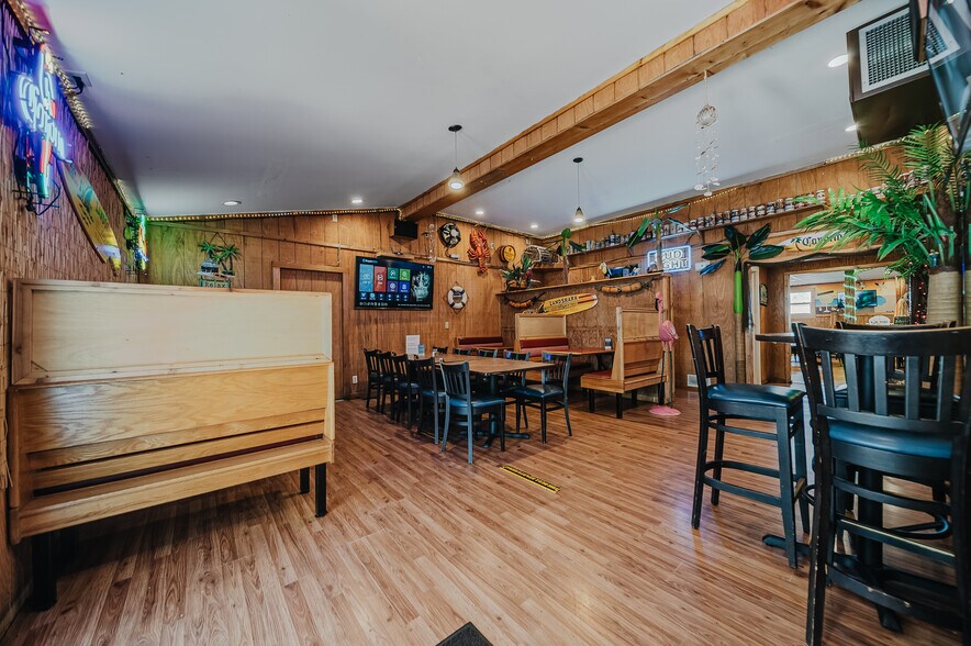 More Photos Of 706 S Washington St, Circleville Bar For Sale