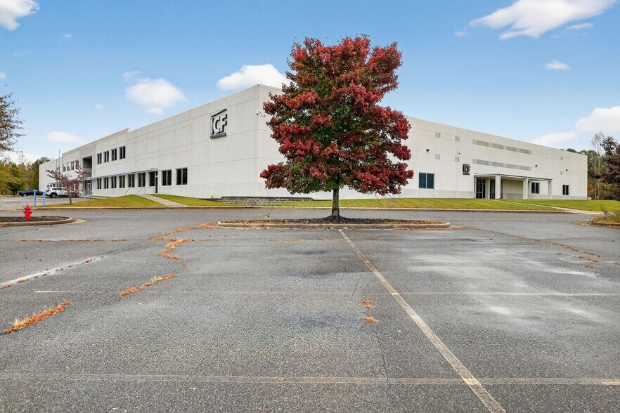 More Photos Of 980 Beaver Creek Dr, Martinsville Flex For Sale