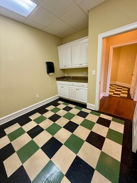 More Photos Of 641 S Broadway Ave, Tyler Unknown For Lease