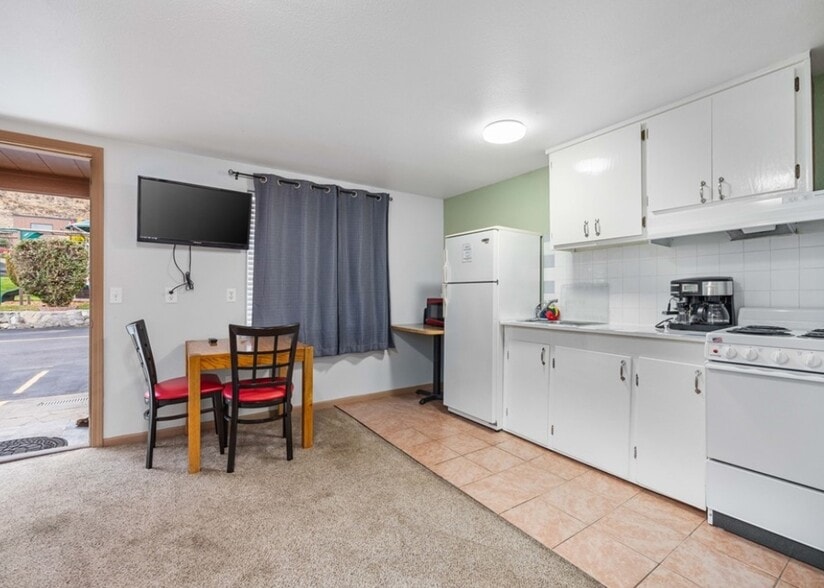 More Photos Of 2044 W Woodin Ave, Chelan Hotel For Sale