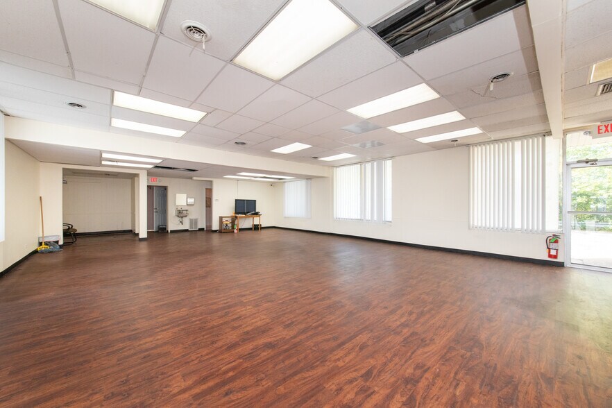 More Photos Of 47 W Dundee Rd, Wheeling Medical For Lease