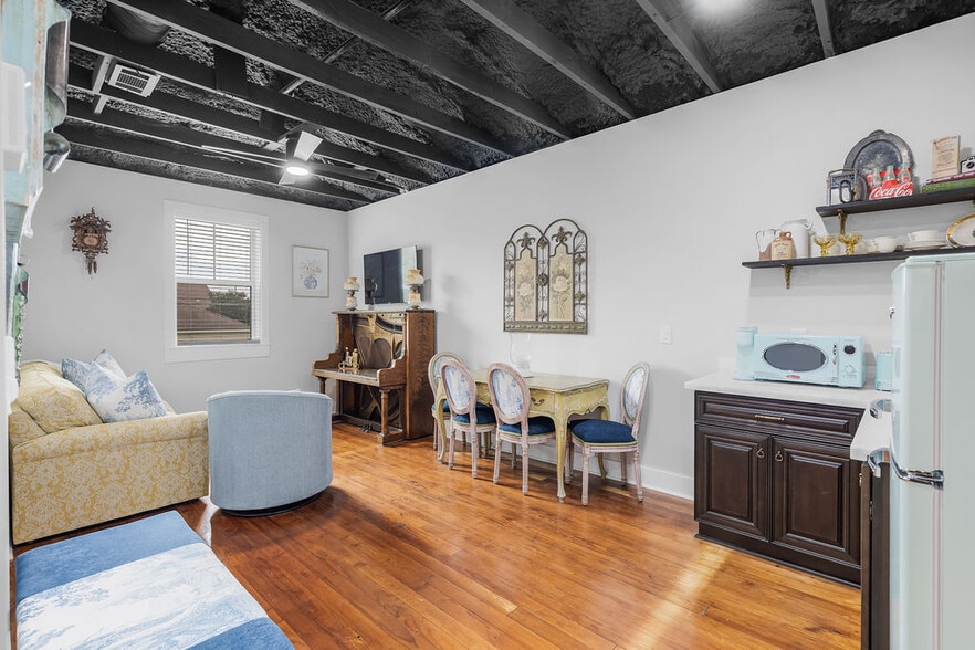 More Photos Of 156 Camellia St, Biloxi General Retail For Sale