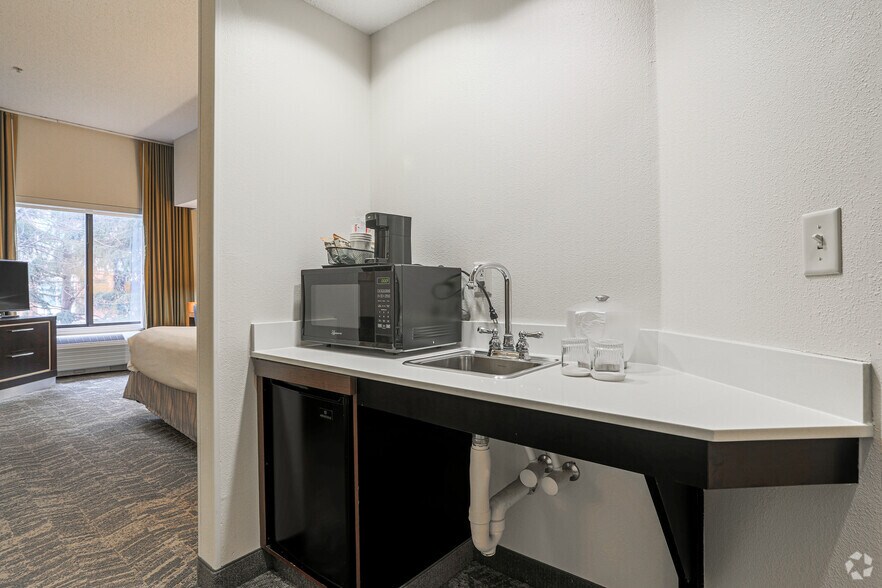 More Photos Of 450 Center Dr, Grand Rapids Hotel For Sale