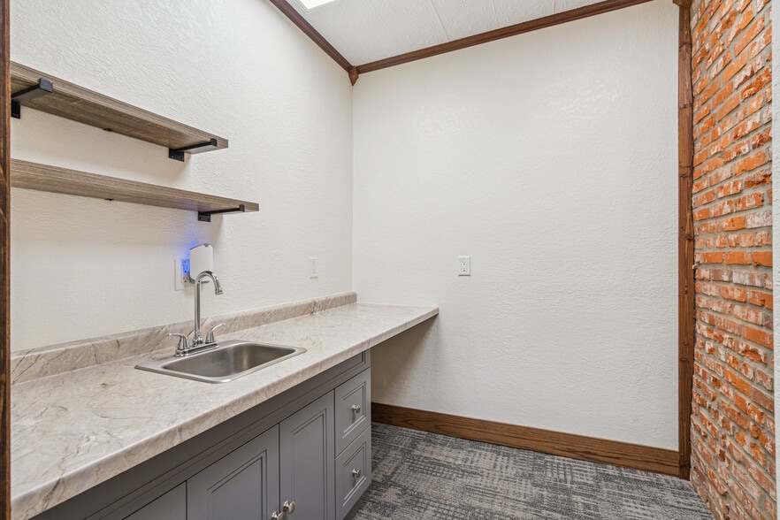 More Photos Of 118 W Mission St, Strawberry Point Loft Creative Space For Lease