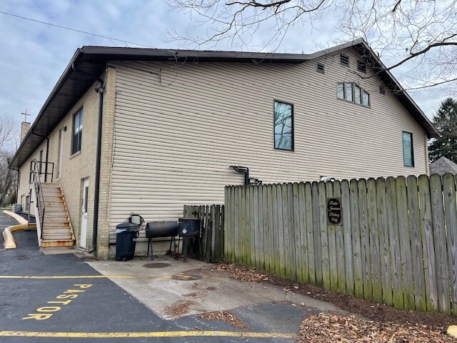 More Photos Of 901 N Prospect Ave, Springfield Freestanding For Sale