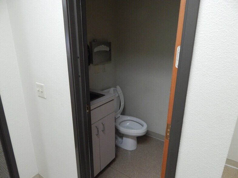 More Photos Of 272 Medical Loop, Roseburg Office For Sale