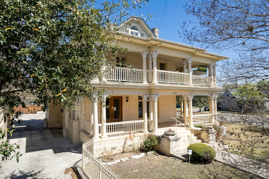 More Photos Of 225 E Locust St, San Antonio Office For Sale